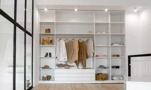 Sfaturi pentru o garderobă minimalistă și capsule wardrobe